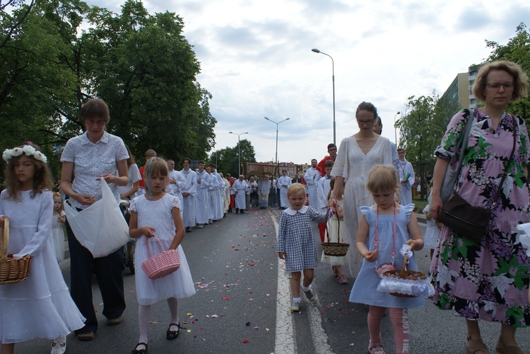 Procesja z parafii pw. św. Antoniego do parafii pw. Odkupiciela Świata