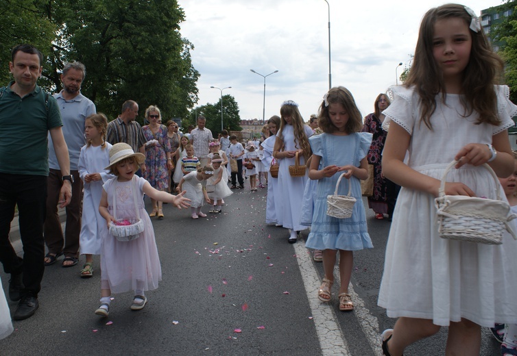 Procesja z parafii pw. św. Antoniego do parafii pw. Odkupiciela Świata