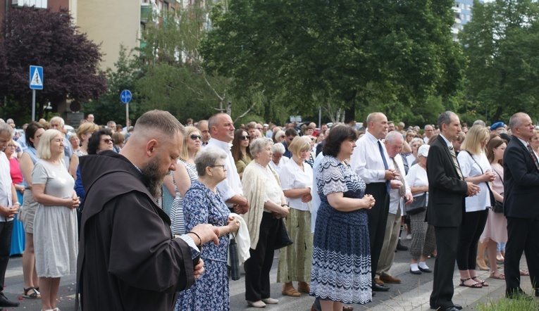 Procesja z parafii pw. św. Antoniego do parafii pw. Odkupiciela Świata