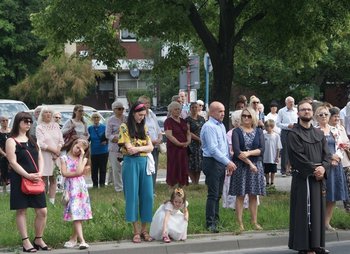 Procesja z parafii pw. św. Antoniego do parafii pw. Odkupiciela Świata