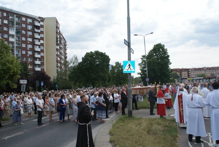 Procesja z parafii pw. św. Antoniego do parafii pw. Odkupiciela Świata