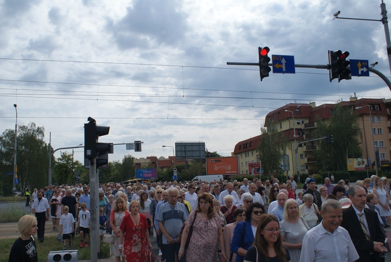 Procesja z parafii pw. św. Antoniego do parafii pw. Odkupiciela Świata