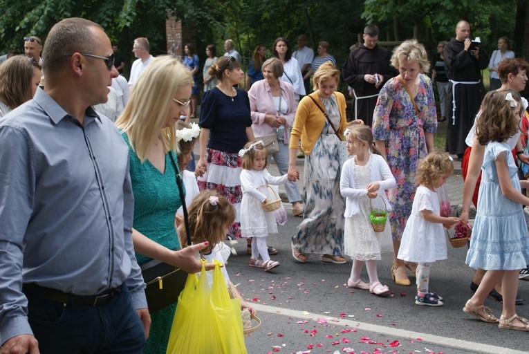 Procesja z parafii pw. św. Antoniego do parafii pw. Odkupiciela Świata
