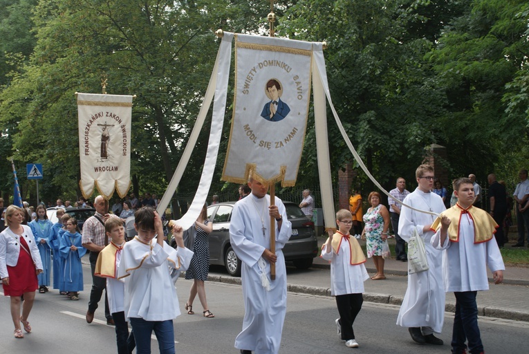 Procesja z parafii pw. św. Antoniego do parafii pw. Odkupiciela Świata