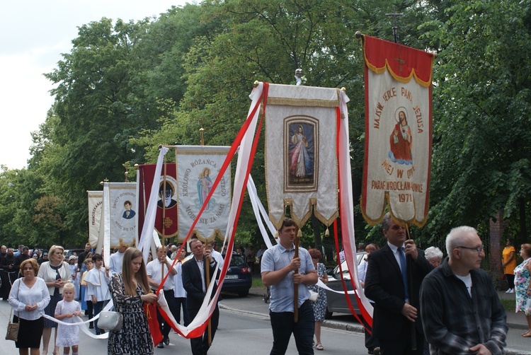 Procesja z parafii pw. św. Antoniego do parafii pw. Odkupiciela Świata