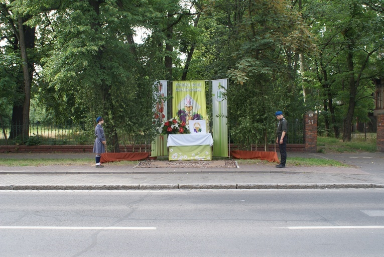 Procesja z parafii pw. św. Antoniego do parafii pw. Odkupiciela Świata