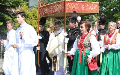 Panu Jezusowi w procesji przez Wilamowice towarzyszyła liczna grupa parafian w tradycyjnych strojach.