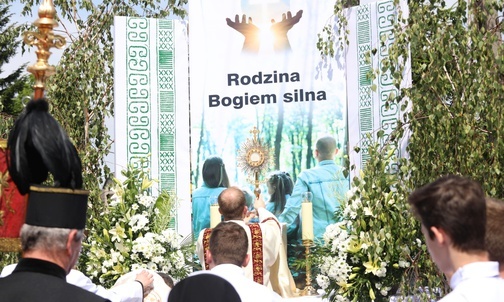 Przy ołtarzu wzywającego rodziny do umocnienia czerpanego z Eucharystii...