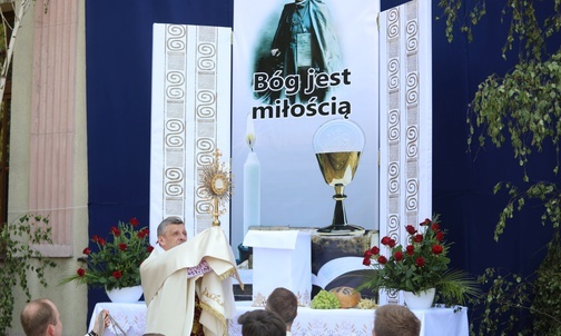 Przy ołtarzu przed budynkiem wilamowickiej szkoły im. św. Bilczewskiego.