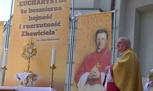 Bp Piotr Greger przy drugim ołtarzu obok Zamku Sułkowskich.