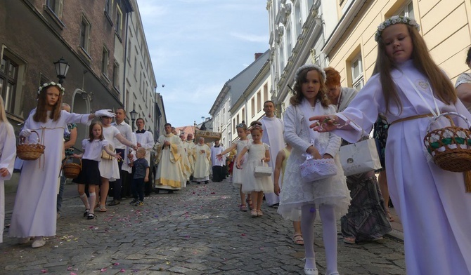 W drodze do drugiego ołtarza przy Zamku Sułkowskich.