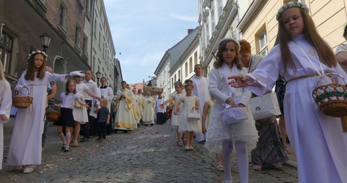 W drodze do drugiego ołtarza przy Zamku Sułkowskich.