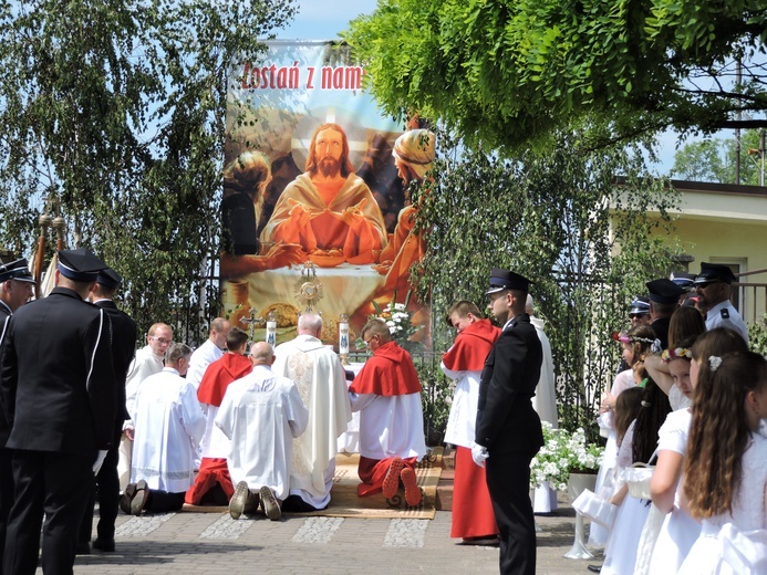 Po Mszy św. odbyła się procesja do czterech ołtarzy. 