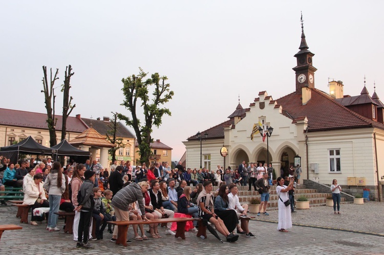 Boże Ciało. Uwielbienie na zakliczyńskim rynku