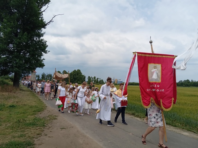 Boże Ciało u MB Częstochowskiej w Świebodzicach