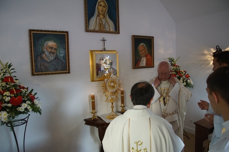 Procesja eucharystyczna w Kudowie-Zdroju z bp. Adamem Bałabuchem