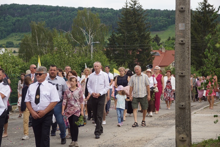 Procesja eucharystyczna w Kudowie-Zdroju z bp. Adamem Bałabuchem