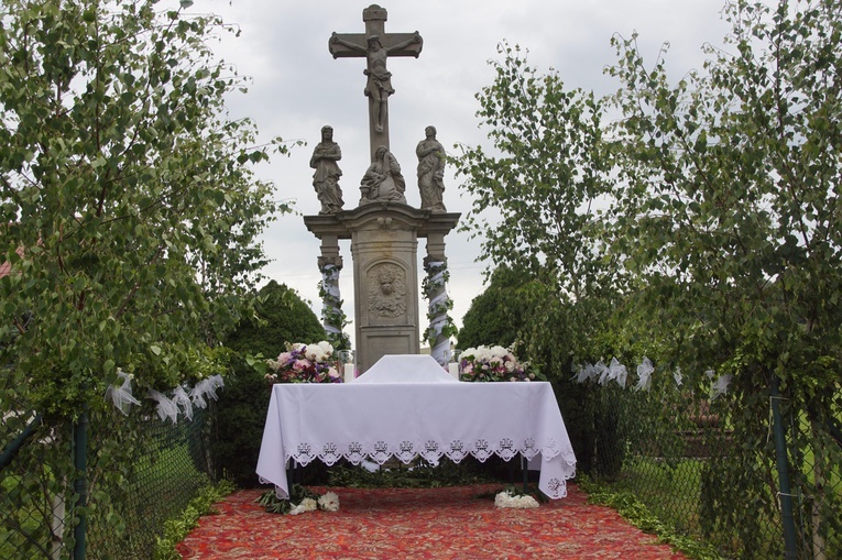 Procesja eucharystyczna w Kudowie-Zdroju z bp. Adamem Bałabuchem