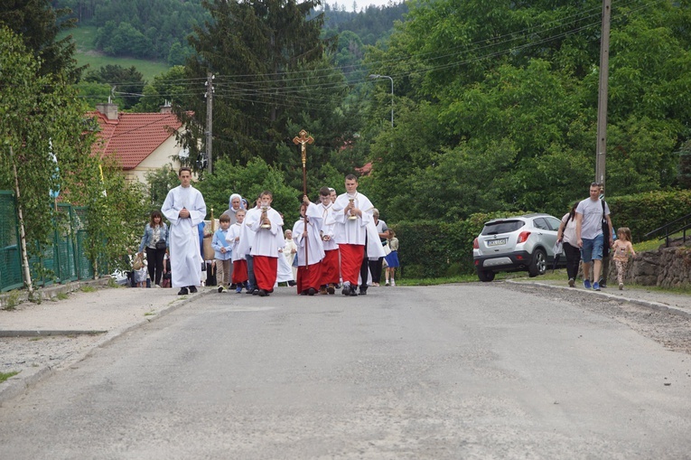 Procesja eucharystyczna w Kudowie-Zdroju z bp. Adamem Bałabuchem