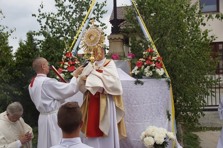 Procesja eucharystyczna w Kudowie-Zdroju z bp. Adamem Bałabuchem