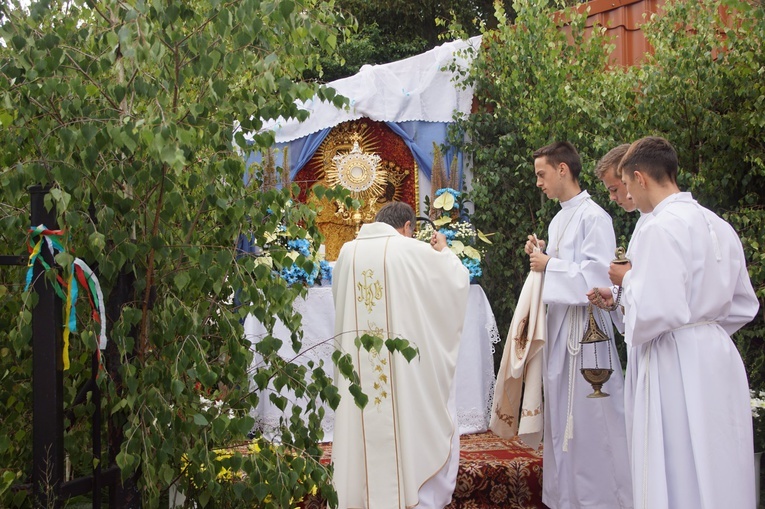 Procesja eucharystyczna w Kudowie-Zdroju z bp. Adamem Bałabuchem