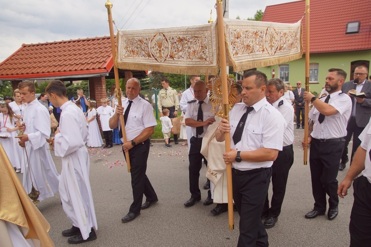 Procesja eucharystyczna w Kudowie-Zdroju z bp. Adamem Bałabuchem