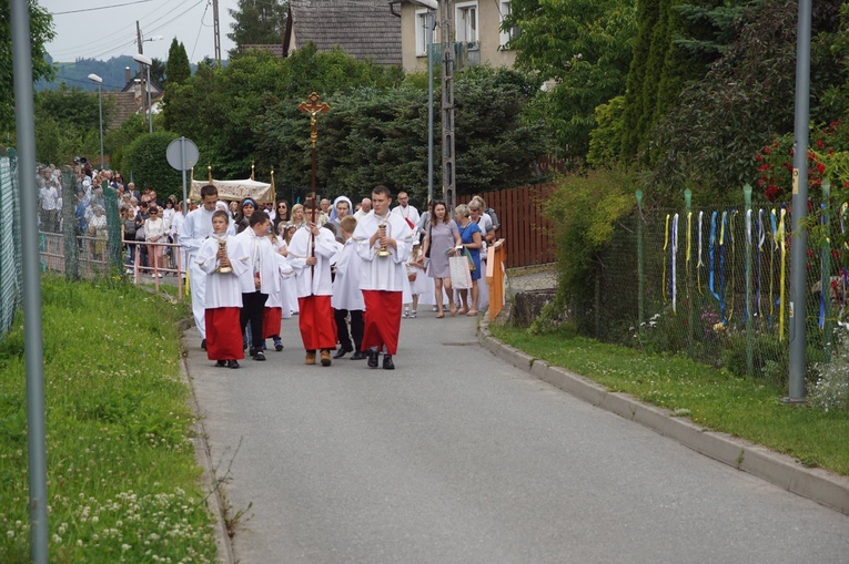 Procesja eucharystyczna w Kudowie-Zdroju z bp. Adamem Bałabuchem