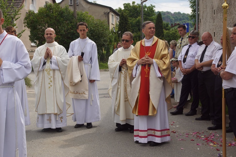 Procesja eucharystyczna w Kudowie-Zdroju z bp. Adamem Bałabuchem