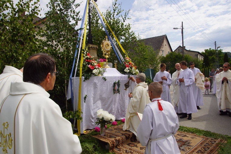 Procesja eucharystyczna w Kudowie-Zdroju z bp. Adamem Bałabuchem