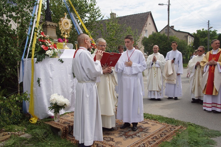 Procesja eucharystyczna w Kudowie-Zdroju z bp. Adamem Bałabuchem