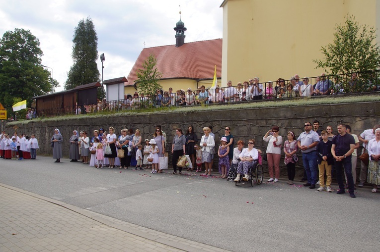Procesja eucharystyczna w Kudowie-Zdroju z bp. Adamem Bałabuchem
