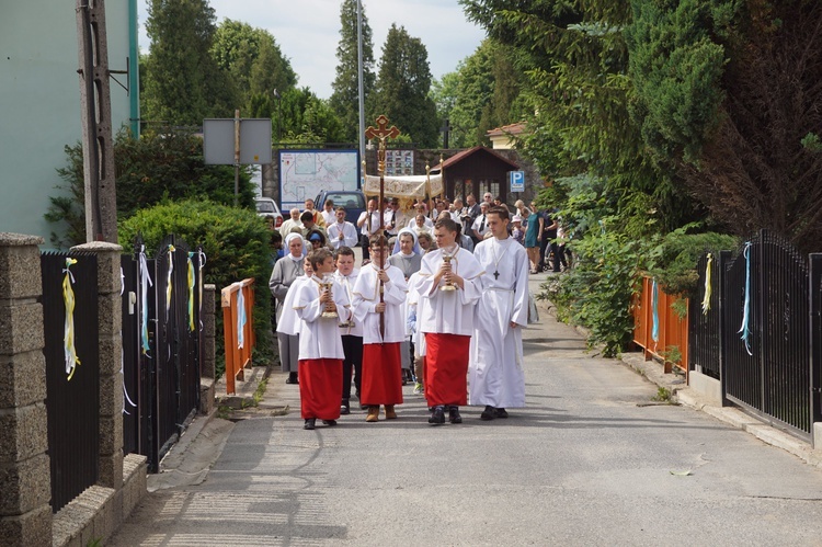 Procesja eucharystyczna w Kudowie-Zdroju z bp. Adamem Bałabuchem