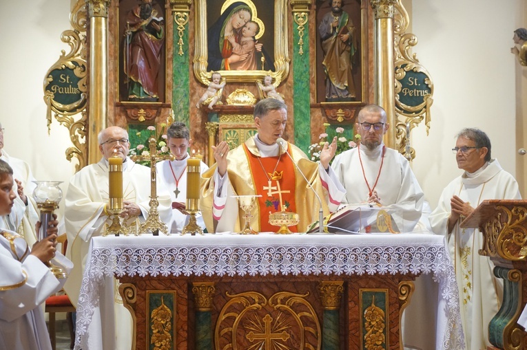 Procesja eucharystyczna w Kudowie-Zdroju z bp. Adamem Bałabuchem