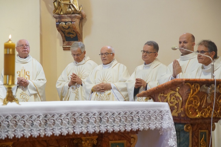 Procesja eucharystyczna w Kudowie-Zdroju z bp. Adamem Bałabuchem