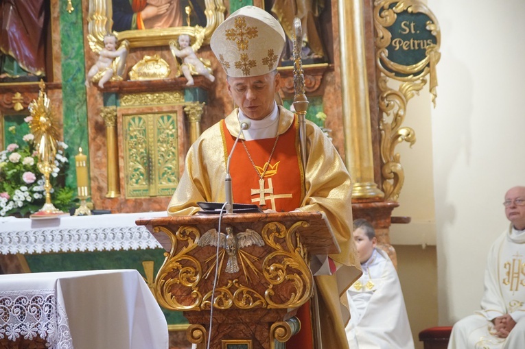 Procesja eucharystyczna w Kudowie-Zdroju z bp. Adamem Bałabuchem