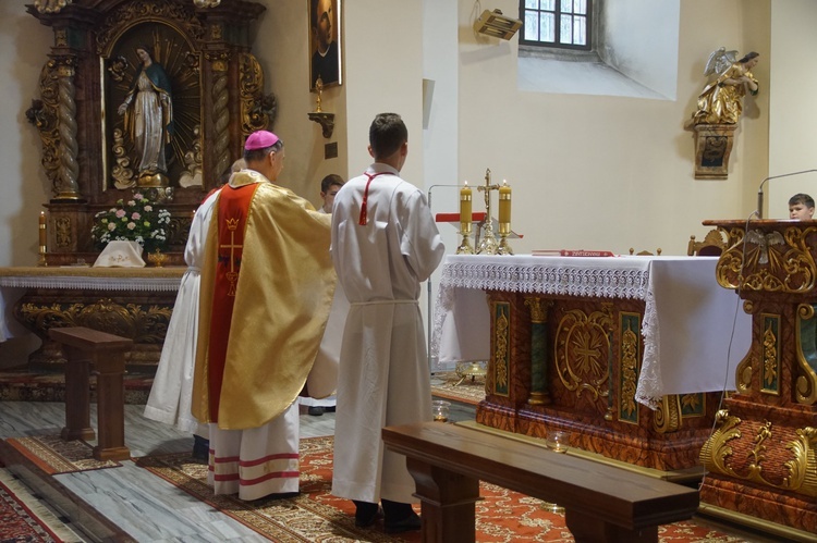 Procesja eucharystyczna w Kudowie-Zdroju z bp. Adamem Bałabuchem