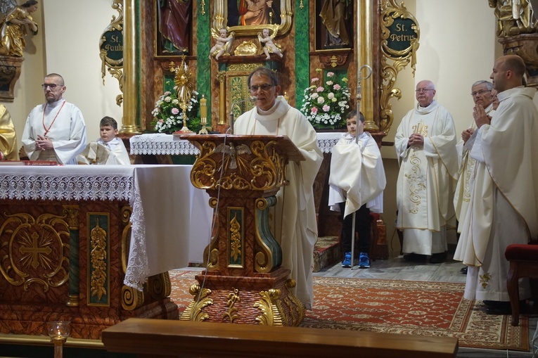 Procesja eucharystyczna w Kudowie-Zdroju z bp. Adamem Bałabuchem