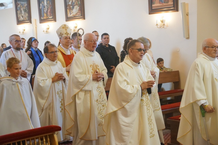 Procesja eucharystyczna w Kudowie-Zdroju z bp. Adamem Bałabuchem