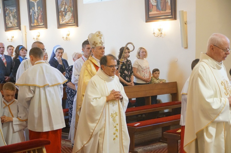 Procesja eucharystyczna w Kudowie-Zdroju z bp. Adamem Bałabuchem