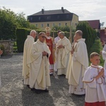 Procesja eucharystyczna w Kudowie-Zdroju z bp. Adamem Bałabuchem