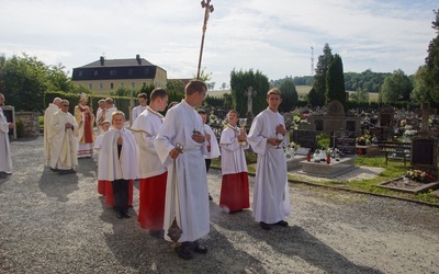 Procesja eucharystyczna w Kudowie-Zdroju z bp. Adamem Bałabuchem