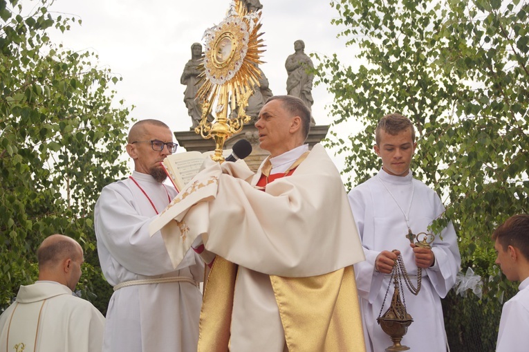 Procesja eucharystyczna w Kudowie-Zdroju z bp. Adamem Bałabuchem