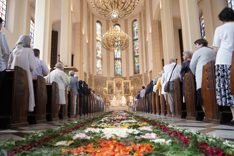 Pan Jezus na kwietnych dywanach. Boże Ciało na Kamionku