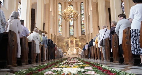 Na kwietnych dywanach. Procesja Bożego Ciała na Pradze