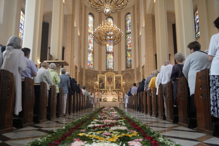 Pan Jezus na kwietnych dywanach. Boże Ciało na Kamionku