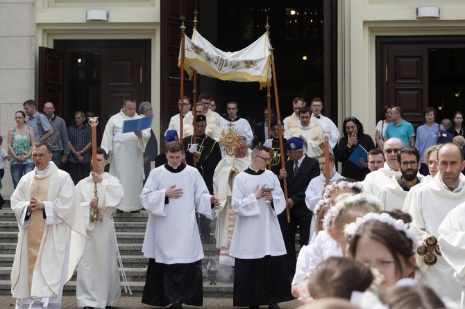 Pan Jezus na kwietnych dywanach. Boże Ciało na Kamionku