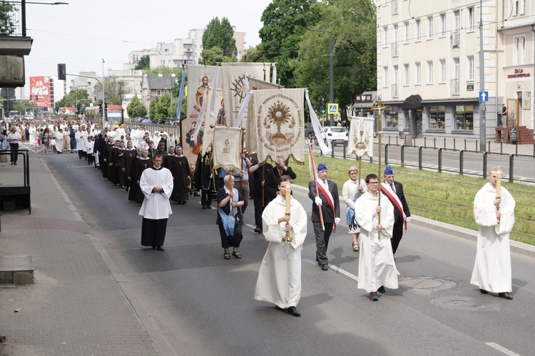 Pan Jezus na kwietnych dywanach. Boże Ciało na Kamionku