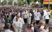 Pan Jezus na kwietnych dywanach. Boże Ciało na Kamionku