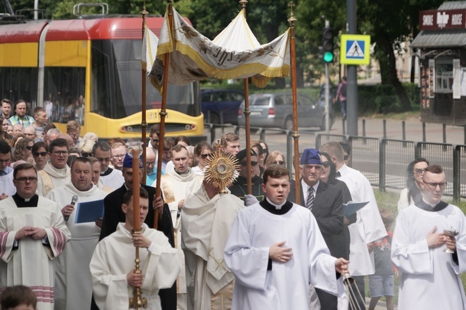 Pan Jezus na kwietnych dywanach. Boże Ciało na Kamionku