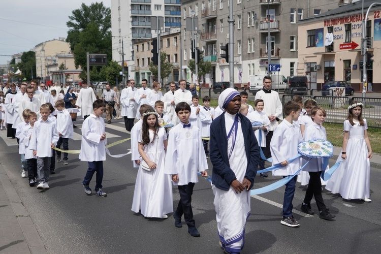 Pan Jezus na kwietnych dywanach. Boże Ciało na Kamionku